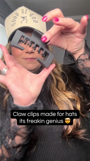 These claw clips are freakin genius. I haven’t seen these anywhere else except here on TikTok shop. If you’re a hat girlie but also like to wear your hair up, RUNNNN and grab these. I will be grabbing more!! #clawclip #clawcliphairstyles #clawcliphack #truckerhats