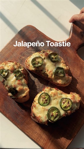 Make these spicy, crunchy & flavourful Jalapeño Toasties in your air fryer #airfryerrecipe #toasties