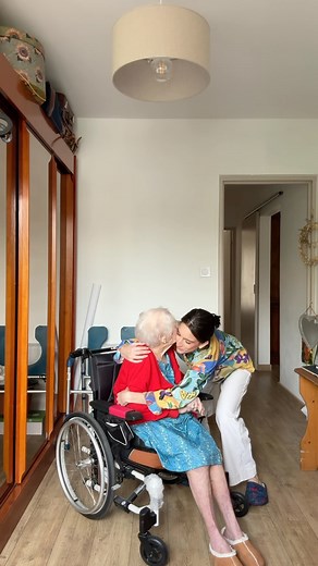 Mel & Fernande | Aujourd’hui, nous avons installé la téléassistance proposée par @laposte 💛 Un dispositif simple et rassurant, qui permet à Mamie d’être... | Instagram