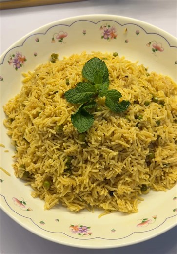 Easy matar pulao recipe | best flavor in every bite Ingredients • 4 normal size glasses rice (soaked) • half cup oil • 2 medium size onions • 1 teaspoon cumin seeds ( zeera) • 6-7 black pepper • 6-7 cloves • 1 teaspoon coriander powder • 1 teaspoon garam masala • 1 teaspoon paprika • salt as needed • 300g peas ( matar) • 4 glasses water If you feel that the water is not enough you can add one more. Note: when the rice is 80% cooked, cover it with a cloth for 20 minutes on lower heat. #pulao #mat
