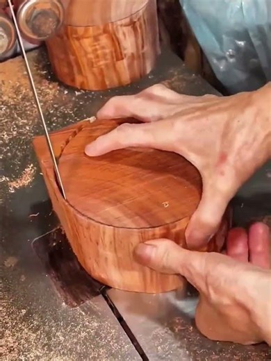 Turning wood into cylinders process using a wire cutting machine