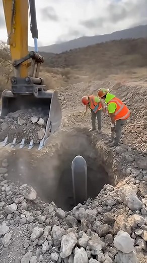 610K views · 2.2K reactions | La excavadora encontró algo muy extraño #videnshyper #MegaStructures #conceptart #FutureIsNow #scificity | Videns Hyper | Facebook