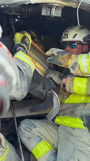 Crushed cars, heavy machinery, and high-stakes scenarios—this Florida Urban Search & Rescue Operations Level Vehicle & Machinery Rescue training is the real deal! Current and retired Charlotte County personnel joined forces with Team Blacksheep TRT, LLC and Team 636, providing equipment and personnel to sharpen lifesaving skills at Trademark Metals Recycling in Punta Gorda. From stabilizing vehicles to precision extrication, this training ensures our teams—and our regional partners—are always re