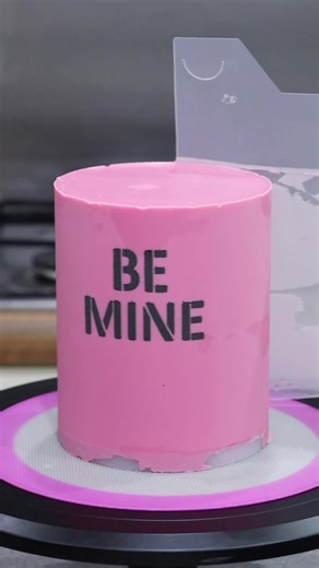 Use your favorite stencils with Mock Ganache to stencil directly onto the Frost Form liner! 🤗 For best results: make a small amount of Mock Ganache & let it thicken slightly before spreading it over the stencil Order Frost Form on www.frostform.com 🩷