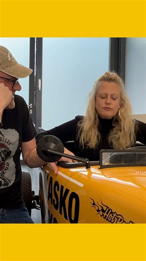 Yellow is the new black! VHV-Versicherungen Werbung | Barbara Schöneberger