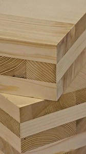 ¿Construir una casa real como si fuera un LEGO gigante? 🧱🤯 ​Esta es la evolución de las cabañas tradicionales: el sistema Blockhouse Laminado. Usan madera tecnológica que no se agrieta, no se deforma y encaja a la perfección sin usar clavos entre hileras. 🏗️✨ ​En cuestión de días tienes una estructura contra el viento y el frío. ¿Te imaginas armar tu casa así de rápido? 👇 #architecture #arquitectura #Ingenieria #Madera #Prefabricados #BienesRaices #DiseñoArquitectonico #Tech #HomeDesign #Con