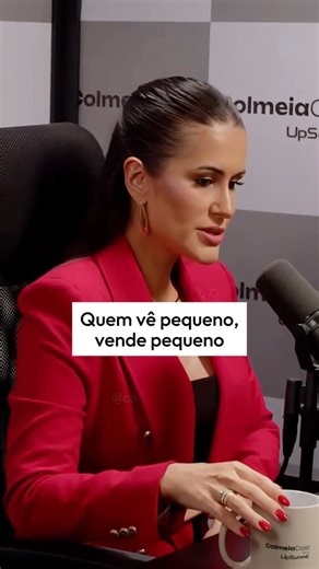 Carol Iasmim | VENDAS 🧠 on Instagram: "Se até você duvida do que vende, por que o cliente apostaria? Quem não enxerga grande, não atrai grande. O cliente sente quando você entra na conversa menor do que deveria. E confiança não é falar alto — é ter presença, postura e convicção. Venda começa na forma como você se coloca. E quem se encolhe… perde espaço, perde venda, perde cliente. Chega de se diminuir pra caber no bolso dos outros. Se valorize. Se posicione. E venda à altura do que você realmen