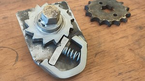 Recycling at Its Best: Handyman Builds a Must-Have Workshop Tool from Used Bike Gears!