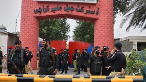 Over 100 inmates escape and 1 is killed as a quake prompts the evacuation of a Pakistan prison