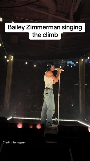 This is such an iconic moment in history vc@Mia #creatorsearchinsights #baileyzimmerman #country#music#livemusic