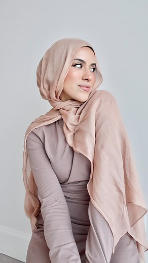 JASERAH on Instagram: "Modal hijabs FTW in summer 💕🫶🏼🎀 here’s a flowy hijab style with neck and chest coverage! You can adjust the draping to cover more of your chest and keep the framing around your face tight to conceal more of your neck as well! Hope this hijab tutorial helps you beat some of the summer heat in Texas! 🥵 #hijabstyle #neckcoveragehijab #hijabtutorials #hijabearrings #hijab #explorepage #explore #muslimreels #islamicreels #muslimah #hijabhacks #modestsummeroutfit #modestfas