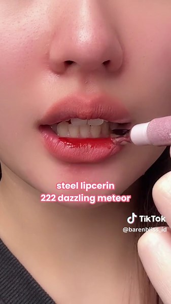 Peachy Ombre Lips: Trendy Lipstick Collection