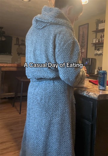 Nothing structured. Nothing fancy. Just real life eating on a slower day. Sundays for me are about staying aligned without overthinking it — fueling my body, enjoying my food, and not turning every meal into a “perfect plan.” This is what balance actually looks like: being intentional when it matters, flexible when it doesn’t, and consistent over time. No rules. No guilt. Just habits that support the bigger picture. #hybridtraining #CEOathlete #consistencyoverchaos #businessowner #balancedfatlos