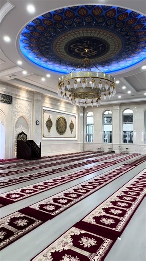 Magnolia white marble defines the grand hall with purity and elegance. Arabic calligraphy verses from the Qur’an are finely carved on both sides, interwoven with Islamic geometric patterns. The mihrab arch is exquisitely crafted, while the plaque, adorned with cloisonné luxury stone, adds a distinguished and noble focal point to the space. #Mosque #IslamicArchitecture #WhiteMarble #MagnoliaWhiteMarble #Mihrab