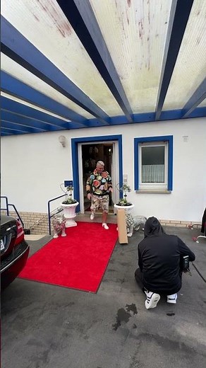 Hot Oder Schrott auf Vox Dreh mit Hubert Fella vor der Tür Paket Abholung ￼