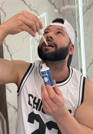 Descubre una nueva forma de cuidar tu sonrisa con TrueRelief Dental Enamel Care Tooth Armor. Este tratamiento líquido está formulado con nano hidroxiapatita para ayudar a reparar el esmalte y fortalecer los dientes, mientras la teobromina contribuye a reducir la sensibilidad y mejorar la comodidad diaria. Su combinación con plata coloidal ofrece protección antibacteriana para mantener tu boca limpia y fresca. Además, incluye óxido de zinc y extracto de Siraitia Grosvenorii, en una fórmula vegana