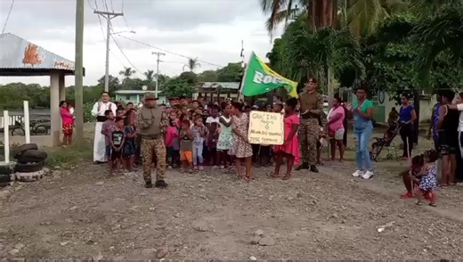 #Darién》El 1er.Batallón Fluvial Sambú en el Puesto Avanzado de Garachine, #GRIM y la Iglesia Católica se unieron para llevar alegría y esperanza a los niños de la comunidad durante las festividades navideñas. #OrgullosoDeSerFronterizo | Senafront Panamá