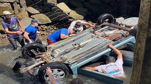 Off-duty firefighters, fishermen rescue passengers after vehicle plunges into water in Gloucester