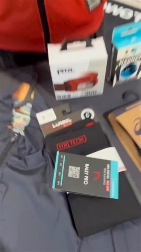 🎁 5 REGALOS PARA RUNNERS por menos de 30€ 🎁 Porque acertar en Navidad con un corredor… sí es posible 😏🏃‍♂️ ✨ Imanes porta dorsales → prácticos, cómodos y sin agujeros en la camiseta. ✨ Frontal → imprescindible para entrenar cuando se va la luz… o el tiempo aprieta. ✨ Manguitos → versátiles, ligeros y perfectos para el invierno. ✨ Guantes → pequeños, útiles y siempre necesarios. ✨ Cortavientos → protección total sin perder ligereza. Ideas fáciles, útiles y pensadas para runners de cualquier n