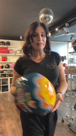 DMD trifft Kult 🍭 Der DMD Lollipop Helm – Chupa Chups Edition ist mehr als nur ein Jethelm – er ist ein Statement für den Sommer. Extrem kleine Bauweise, superleicht und angenehm luftig. Sitzt nah am Kopf, wirkt schlank und clean – ideal für Harley-Davidson, Vespa, Custom Bikes, Roller und entspannte City-Rides ☀️🛵🏍️ Das ikonische Chupa Chups-Design bringt Retro-Vibes und gute Laune auf die Straße – ohne aufdringlich zu sein. 🔥 Warum dieser Helm begeistert: ✔ ultra-kompakte Außenschale ✔ seh