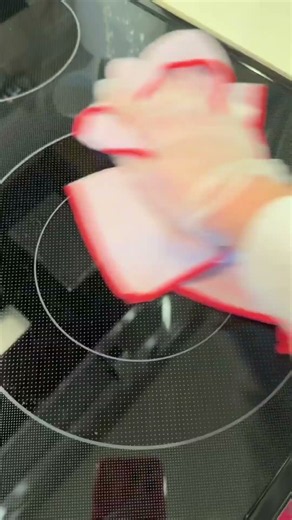 How to clean a glass stove top WITHOUT scratching it ✨🧼 #cleaningtips #cleanwithme