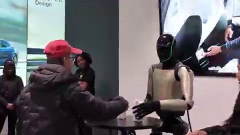 🚨 $TSLA OPTIMUS SHOWS ADVANCED NONVERBAL COMMUNICATION THROUGH HUMAN-LIKE GESTURESThe robot signals “no” by shaking its head during interaction, while still aligning with the idea that the customer is always right.