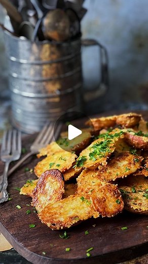 Matías Alejandro on Instagram: "PAPAS CROCANTES Esta es una receta viral que probé y me encantó, le puse mi toque especial y realmente quedan deliciosas. Son muy fáciles de preparar y completamente adictivas! INGREDIENTES 1 kilo de papas pequeñas. 80 g de queso parmesano rallado. 20 g de mantequilla. 2 dientes de ajo. 1 cdta de paprika. Sal a gusto. Perejil fresco. PREPARACIÓN: No te pierdas el paso a paso en este reel. -Lava las papas y córtalas a la mitad. -En una bandeja apta para el horno p