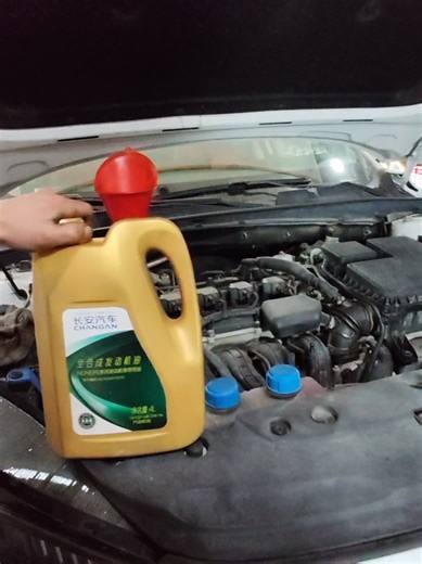 Changan orijinal mühərrik yağı. Mühərrikin stabil və uzunömürlü işləməsi üçün xüsusi hazırlanmış orijinal yağlar. Aşağıdakı modellər üçün uyğundur: Changan Q07, Q05, A05, UNI-Z, CS55 Plus və digər Changan modelləri. Üstünlüklər: Mühərriki aşınmadan qoruyur Stabil temperatur və performans Yanacaq sərfiyyatına müsbət təsir Uzunömürlü və keyfiyyətli tərkib Avtomobilinizin mühərrikini qorumaq üçün orijinal yağ seçin. Sifariş və məlumat üçün DM → @505.az_auto #changan #changanq07 #changana05 #changan