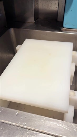 福岡で味わう“本物”の一皿。 今回密着したのは、 呼子からトラックで直送される新鮮なイカ。 博多もつ鍋前田屋小倉店に密着。 水揚げされたその瞬間から、 スピードが命。 お店に届いたイカを、 職人が一切の無駄なく捌いていく。 透明感、歯ごたえ、甘み。 すべてが段違い。 ただ美味しいだけじゃない、 “背景ごと味わう”一皿を。 前田屋のこだわり、 ぜひ動画で体感してください！ ───────────────────────── 【営業時間】 《平日》 17:00〜24:00（料理 23:00 L.O. 23:30） 《土日祝日》 11:00〜14:30 （料理 14:00 L.O. 14:00） 17:00〜24:00（料理 23:00 L.O. 23:30） ⭐️土日祝は、全店舗ランチタイムから営業しております💪 【全9店舗】 ■ 博多もつ鍋 前田屋 小倉店🦑 ■ 博多もつ鍋 前田屋 総本店🦑 ■ 博多もつ鍋 前田屋 西中洲店🦑 ■ 博多もつ鍋 前田屋 博多店 ■ 博多もつ鍋 前田屋 リバーサイド中洲店 ■ 博多もつ鍋 前田屋 大名店 ■ 博多もつ鍋 前田屋 今泉店 ■ 博多もつ鍋