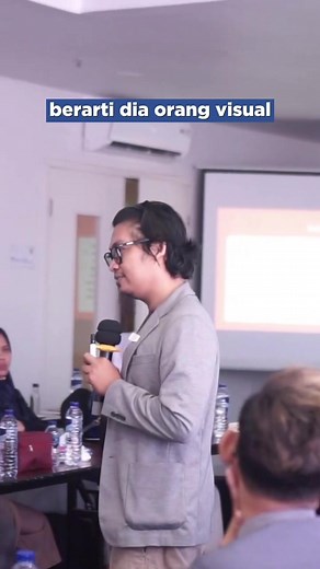 Memahami karakter atau tipe pelanggan adalah salah satu kunci sukses dalam bisnis. Cara memahami pelanggan dengan mengindetifikasi tipe mereka berdasarkan gaya komunikasi apakah mereka visual, auditori atau kinestetik #belajarbareng #belajarmarketing #digitalmarketing