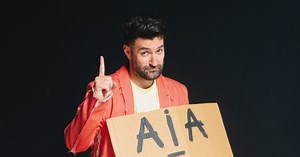 Smiley lansează „Aia e“, imnul optimistului VIDEO