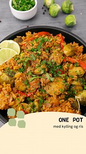 Rask middag der alt lager seg i én gryte!🥘 En varmende asiatisk-inspirert one pot med kylling og ris. Oppskriften får du her: https://www.frukt.no/oppskrifter/onepot-med-kylling-og-ris/ #fruktoggrønt #middagstips #oppskrift | Opplysningskontoret for frukt og grønt - frukt.no