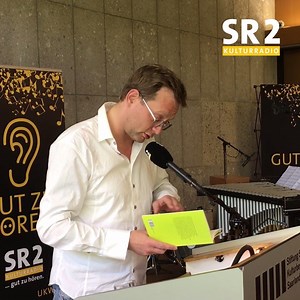 Heute hat Schriftsteller Clemens Meyer die Rede an die Abiturienten des Saarlandes gehalten. Neben vielen nützlichen Ratschlägen für die Zukunft, durfte auch ein wenig Ironie nicht fehlen. | SR 2 KulturRadio