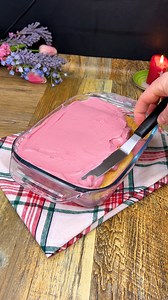 Prajitura fara coacere cu crema de zmeura si sufleu de ciocolata reteta clasica. Reteta prajitura fara coacere Crema 1 rodie 100 gr zmeura 100 ml apa 80 gr zahar 1 l lapte 110 gr amidon 4 galbenusuri 120 gr zahar esenta de vanilie putina sare 80 gr unt 100 gr frisca Extra: lapte, piscoturi, ciocolata. Reteta sufleu de ciocolata 🌸3 oua 🌸115 gr ciocolata 🌸30 gr unt 🌸putina sare 🌸3 linguri zahar | Ella Cooking