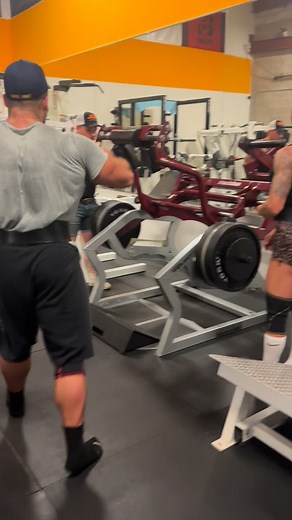 600 lb x 10 heel elevated squats on “pendulum squat” 2 warm up sets of 10 reps 4 ascending working sets of 10 reps 1 down set of 10 reps (3-4 second pauses on every rep” @southside_iron_columbia 💪💪 #iam1stphorm #s2faction #timclinefitness | Tim Jon
