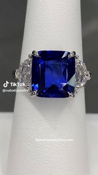 Stunning 6.6 Ct Sapphire Engagement Ring in Platinum