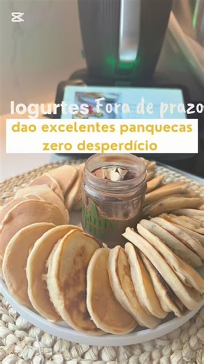 Nádia Filipa Agente Bimby on Instagram: "Hoje trago-vos uma dica mesmo à Nádia: panquecas deliciosas zero desperdício, feitas com dois iogurtes que já tinham passado da validade… mas que estavam impecáveis 😍 Quando fazemos iogurtes na Bimby, muitas vezes sobra um ou outro, e nada melhor do que aproveitar tudo! Usei a base das panquecas de banana do Cookidoo, mas fiz algumas adaptações para ficar ainda mais prática e saborosa: 🍌 2 bananas bem maduras – 5 seg/vel 5 🥣 2 iogurtes de sabor (em vez
