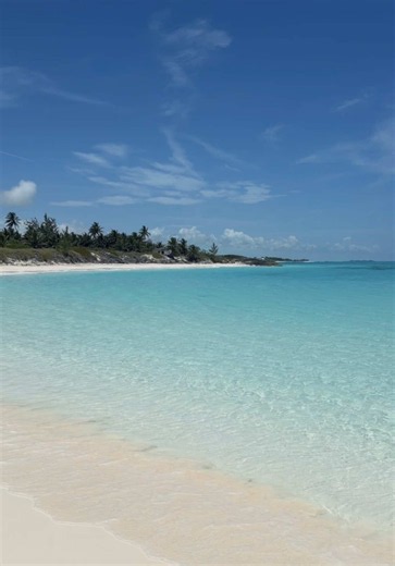 🏝️Exuma is known for its beaches! There are countless beaches on the island, and its surrounding cays. Even in paradise on earth, not all beaches are created the same, so I decided to rank 17 beaches I’ve been to in The Exumas and its cays. 🏝️When you speak to people who’ve been to Exuma, you’ll notice a pattern. Everyone has completely different favorites, and I think that’s the beauty in the Exumas! All the beaches are so vastly different! There’s something for everyone. 🏝️This is my list a