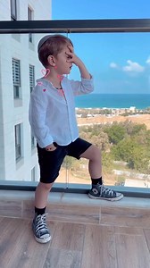 Shema Israel – Escuchar, Obedecer y Vivir con Todo tu Ser El Shema no es una simple oración hebrea que se recita mecánicamente. Es una declaración de lealtad absoluta, de unidad y obediencia a Yahweh. No es solo para repetirla, sino para vivirla, para interiorizarla, para que transforme completamente nuestro pensamiento, nuestras acciones y nuestro estilo de vida. Vivimos en un mundo donde la fe suele estar separada de la vida diaria, pero la Torah nos llama a una obediencia integral. Yahweh no 