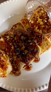 Este queso panela con miel y salsa macha de morita es una verdadera ricura, ideal para quienes disfrutan de lo agridulce y picante, porque sí que pica. Tips para comer este platillo 1. Yo lo daría como botana con galletas o tostadas porque tiene un sabor potente, así que es más para picar. 2. Se puede cambiar la miel por miel de piloncillo o panela para quienes no comen miel de abeja. Ingredientes: 500 de queso panela o queso que se pueda asar 3/4 de taza de miel de abeja 1/3 de taza de salsa ma
