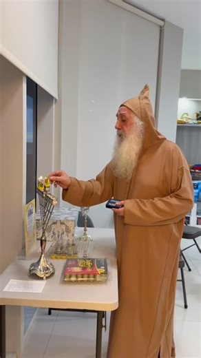 Rabbi David Pinto on Instagram‎: "Le Tsadik Rabbi David Pinto Chlitah lors de l’allumage 🔥de la deuxième bougie de Hannouca🕎 הצדיק רבי דוד פינטו שליט״א בהדלקת נר שני של חנוכה The Tsaddik Rabbi David Pinto, shlit״a, lighting the second Hanukkah candle 🕎 #rabbidavidpinto #hannouca #allumage"‎