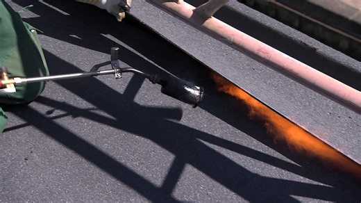 Efter endnu en tagpap-brand: Certifikat kan gøres til lovkrav, foreslår beredskab