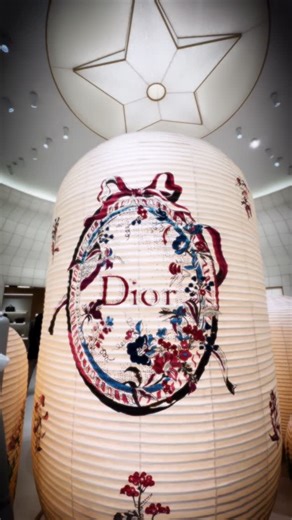 ファッション通信 on Instagram: "【DIORによる新たな夢の館「ディオール バンブー パビリオン」 その全貌をお届け！】 「DIOR(ディオール)」は、日本との揺るぎない絆を継承し、東京・代官山に「ディオール バンブ パビリオン」をオープン！文化と匠の技の融合であるこの新たな場所は、活気あふれる代官山の中心に位置し、訪れる人々を新たに生まれ変わった魅惑の「夢の王国」へと誘います。 住宅街の中その敷地に足を踏み入れると…ゴールドに染め上げられたバンブーで構築されたファサードが。これはパリの本店「30モンテーニュ」のファサードを再解釈したもの。日本の竹林に着想を得たこのセノグラフィーは、夜にはライトアップされ、また異なる表情を映し出します。 フラワーアーティストの東信さんが手掛けた緑のオアシスを抜けると、京都の職人によってつくられた提灯がお出迎え。実はメゾンの伝説である「レディ ディオール」バッグの形をしているのだそう。これは京都の小嶋商店さんが手がけたもの。他にもTAKT PROJECT（以下、敬称略）や太田翔、柴田あゆみ、we+、光井花、CHIKAKENといった現代アーテ