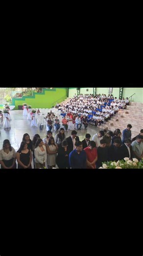 El día de ayer, el Complejo Educativo Católico Nuestra Señora del Rosario despidió con orgullo a los jóvenes bachilleres del Sexto grupo A y B de Atención Primaria en Salud, al segundo grupo de bachilleres en Electrónica de nuestra institución y a un grupo de Bachilleres en Electrónica del Colegio Salesiano Santa Cecilia, así como a otro grupo de Bachilleres en Salud del Colegio Don Bosco. Como institución, les deseamos el mayor de los éxitos a los 64 jóvenes que viajarán a Alemania como parte d