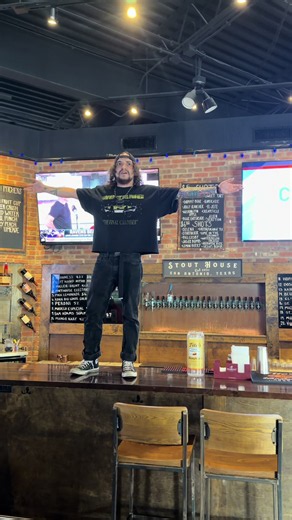 Who needs TouchTunes when Adrian’s six feet from the edge of the bar giving us a live Creed performance? 🎤 #StoutHouseTPC #SATXBars