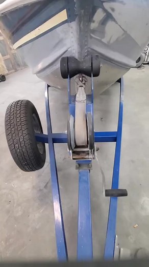 1.2M views · 6.1K reactions | I to remove a boat off the trailer with minimal tools #boatrepair #24_7_boats #fishing #boatrestoration #boatlife #tipsandtricks | 24-7 boats | Facebook