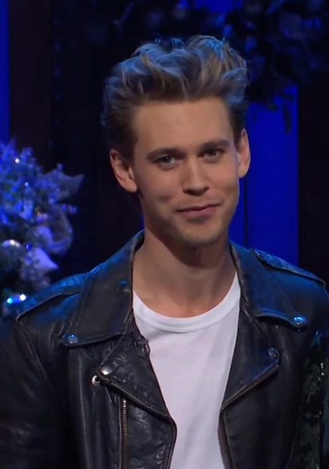 austin butler singing blue christmas on SNL last night!! #austinbutler #elvispresley