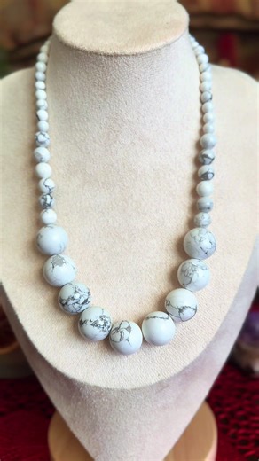 Grey and White Howlite is a calming stone known for its soothing energy and ability to promote relaxation. It is ideal for reducing anxiety and stress, making it a perfect companion during meditation. Howlite encourages emotional expression and helps to eliminate rage and anger. Additionally, it promotes patience and aids in communication, making it beneficial for interpersonal relationships. The stone's calming properties can also enhance sleep quality and facilitate peaceful dreams. Pilkas ir 
