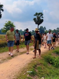 [English Below] ភ្ញៀវទេសចរអន្តរជាតិ ចូលរួមលើកស្ទួយ និងផ្សព្វផ្សាយវប្បធម៌កម្ពុជា តាមរយៈការរែកទឹកត្នោត 🌿🇰🇭 សកម្មភាពរែកទឹកត្នោត មិនត្រឹមតែជាមុខរបរ និងរបៀបរស់នៅបែបប្រពៃណីរបស់ប្រជាពលរដ្ឋខ្មែរប៉ុណ្ណោះទេ ប៉ុន្តែថែមទាំងជាបទពិសោធន៍វប្បធម៌ដ៏ទាក់ទាញសម្រាប់ភ្ញៀវទេសចរអន្តរជាតិផងដែរ។ តាមរយៈការចូលរួមសាកល្បងរែកទឹកត្នោត ភ្ញៀវទេសចរបានស្វែងយល់កាន់តែស៊ីជម្រៅអំពីជីវភាព សិប្បកម្ម និងអត្តសញ្ញាណវប្បធម៌របស់ប្រជាជនកម្ពុជា ខណៈដែលបានរួមចំណែកផ្សព្វផ្សាយវប្បធម៌ និងទេសចរណ៍កម្ពុជាទៅកាន់ពិភពលោក។ 👏🏻🇰🇭 International Touris