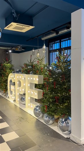 Location et decoration événementielle sur mesure ✨ on Instagram: "Fête de fin d’année du groupe GPE 🎄✨ Le brief : Mi Noël mi fête de fin d’année 🪩🕺🏻Vous aimez ? Scénographie & Décoration @mabeievent #noel#christmas#decorationevenementielle#lettreslumineuses"